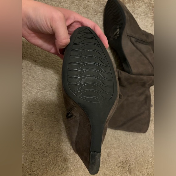 Brown Suede Knee-High Heeled Tall Boots Size 10 - Picture 9 of 10